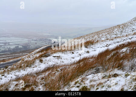 La région de Teesdale, comté de Durham. 13 janvier 2015. Météo britannique. La B6277 à Alston dans Cumbria est recouverte d'une couche de neige fraîche sur la frontière entre le comté de Cumbria et Durham dans Teesdale. © Robert Smith/Alamy Banque D'Images