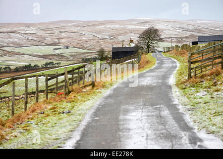 Harwood, Upper Teesdale, comté de Durham. 13 janvier 2015. Météo britannique. La B6277 à Alston dans Cumbria est recouverte d'une couche de neige fraîche sur la frontière entre le comté de Cumbria & dans le comté de Durham de Teesdale. © Robert Smith/Alamy Banque D'Images