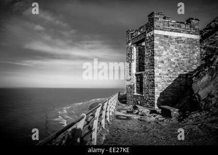 Une image en noir et blanc de la station de la garde côtière à l'abandon au point près de Bossington Daniel Martina, Somerset, Royaume-Uni. Banque D'Images