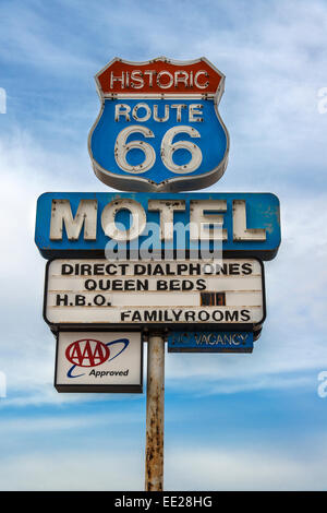 Vintage motel sign le long de l'historique Route 66 AMÉRICAINE, Seligman, Arizona, USA Banque D'Images