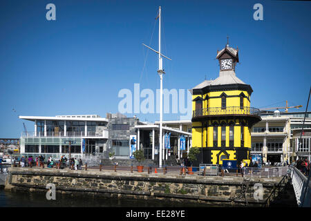 La tour de l'horloge à la V&A Waterfront à Cape Town, Afrique du Sud, et la passerelle de Nelson Mandela à Robben Island Banque D'Images