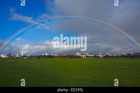 Un arc-en-ciel sur l'horizon des arcs de Portsmouth, vus de Southsea common, Portsmouth, Hampshire, Angleterre, Banque D'Images