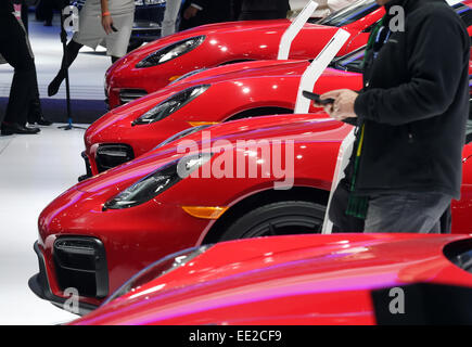 Detroit, Michigan, USA. 12 Jan, 2015. Différents modèles Porsche Porsche en rouge au stand à l'aperçu du média de la North American International Auto Show (NAIAS) 2015 au Cobo Arena de Detroit, Michigan, USA, 12 janvier 2015. Le spectacle public se déroule du 17 au 25 janvier 2015. Photo : ULI DECK/dpa/Alamy Live News Banque D'Images