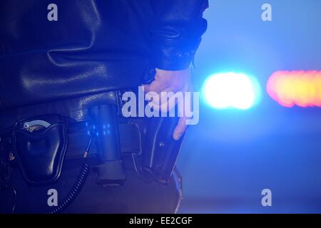 Un policier s'empare de son pistolet, l'Allemagne, ville de Braunlage, 12. Janvier 2015. Photo : Frank May Banque D'Images