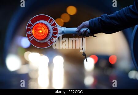 Panneau d'arrêt de la police, de l'Allemagne, ville de Braunlage, 12. Janvier 2015. Photo : Frank May Banque D'Images