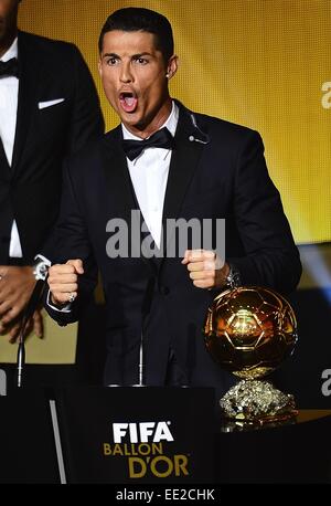 12 janvier 2015 - Zurich, Suisse - CRISTIANO RONALDO célèbre avec le trophée après avoir remporté le FIFA Ballon d'Or 2014 lors du Gala du Joueur Mondial de la FIFA à Zurich. C'est la troisième fois qu'il a remporté le prix de meilleur joueur du monde. (Crédit Image : © Marcio Machado/Zuma sur le fil) Banque D'Images