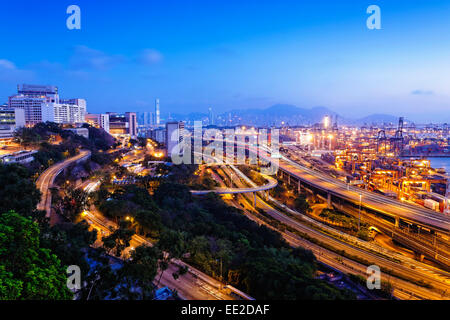 Terminal à conteneurs et tailleur de bridge à Hong Kong au coucher du soleil Banque D'Images