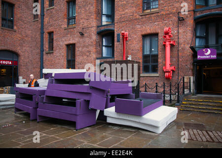 Liverpool, Merseyside, Royaume-Uni Le 13 janvier, 2014. "En dehors de l'ancienne et dans Refurbisment avec nouveau' du Premier Inn Liverpool Albert Dock aussi vieux Mauve et blanc les lits sont placés à l'extérieur pour être enlevé et mis au rebut. Banque D'Images