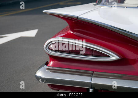 La queue d'un classique des années 50 (Chevrolet Chevy Impala) (probablement une berline 1959) stationné à Hermanus, Afrique du Sud. Banque D'Images