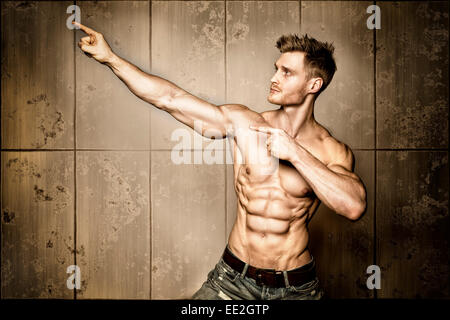 Jeune homme posant bien formés avec des muscles pectoraux et abdominaux parfait Banque D'Images