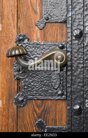 Poignée de porte porte de l'église. Tourné à partir de la cathédrale de Viborg, Danemark Banque D'Images