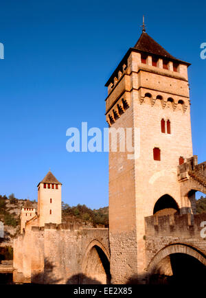 Cahors, Midi-Pyrenees, France. Pont Valentre - 14thC fortifiée médiévale pont sur la rivière Lot Banque D'Images