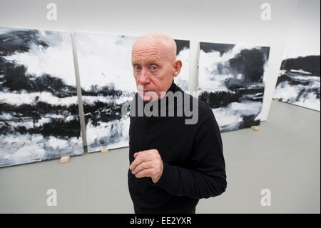 Eastbourne, Royaume-Uni. 13 janvier 2015. John Virtue, l'artiste, lors de l'accrochage de son exposition 'The Sea' à la Towner Gallery à Eastbourne, East Sussex, Angleterre, Royaume-Uni. L’exposition ouvre au public le 17 janvier 2015 et se poursuit jusqu’au 12 avril 2015. Banque D'Images