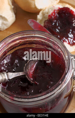 Damson fait maison ou de prunes confiture de fruits de saison Banque D'Images