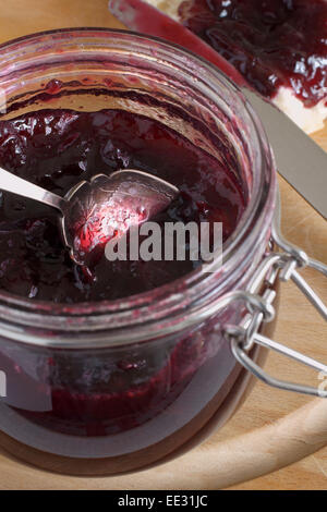 Damson fait maison ou de prunes confiture de fruits de saison Banque D'Images