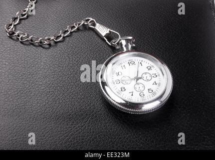 Une montre de poche sur le cuir porte-monnaie Banque D'Images