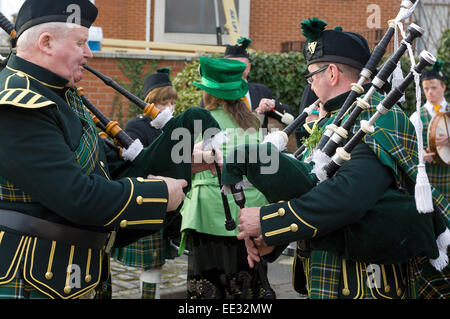 Pipers irlandais réchauffer sur leurs cornemuses avant défilé de la Saint-Patrick à Willesden Green. Banque D'Images