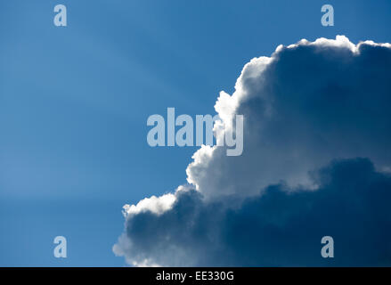 Rayons de soleil derrière le nuage foncé , Finlande Banque D'Images