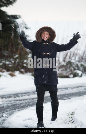 Aberystwyth, Pays de Galles, Royaume-Uni. 13 Jan, 2015. Michaela Freeman s'amuse dans la neige à Nant Bwlch yr Arian Forest Visitor Center, Aberystwyth. Plus de 3 pouces ont chuté jusqu'à aujourd'hui avec plus de prévoir ce soir. Crédit : Jon Freeman/Alamy Live News Banque D'Images