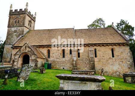 St Mary's, une église normande du 12ème siècle dans le parc de Cowley Manor Gloucestershire UK Banque D'Images