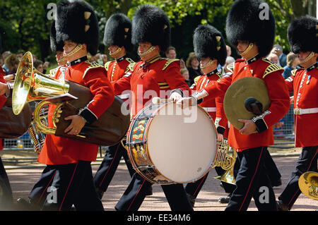 La bande du Welsh Guards marches vers le bas le centre commercial sur le chemin de la parade la couleur cérémonie à Horse Guards Parade'. Banque D'Images