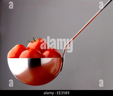 Soupe de tomate ingrédients de grande louche Banque D'Images