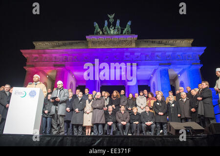 Berlin, Allemagne. 13 Jan, 2015. Un pasteur prend la parole à un vigile pour les victimes des attentats en France à la porte de Brandebourg à Berlin, Allemagne, 13 janvier 2015. Le Comité central des musulmans et la communauté turque ont invoqué le slogan 'Se tenir ensemble - Show face' pour le rassemblement contre la terreur islamiste et pour la coexistence pacifique des religions. Photo : MAURIZIO GAMBARINI/dpa/Alamy Live News Banque D'Images