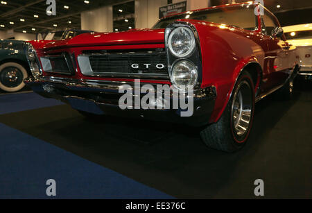 Low-Angle voir d'une rouge 1960 Pontiac GTO à la London Classic Car Show. Banque D'Images