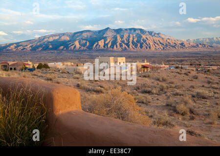 Vue sur montagnes de Sandia, Albuquerque au Nouveau Mexique. Banque D'Images