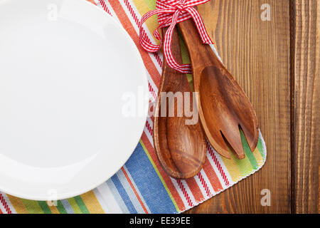 Des ustensiles de cuisine en bois sur fond de table en bois avec copie espace Banque D'Images