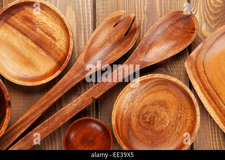 Des ustensiles de cuisine en bois sur fond de table en bois Banque D'Images