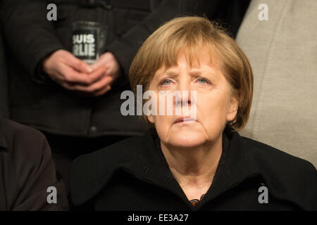 Berlin, Allemagne. 13 Jan, 2015. La chancelière Angela Merkel participe à une veillée pour les victimes des attentats en France à la porte de Brandebourg à Berlin, Allemagne, 13 janvier 2015. Le Comité central des musulmans et la communauté turque ont invoqué le slogan 'Se tenir ensemble - Show face' pour le rassemblement contre la terreur islamiste et pour la coexistence pacifique des religions. Photo : MAURIZIO GAMBARINI/dpa/Alamy Live News Banque D'Images
