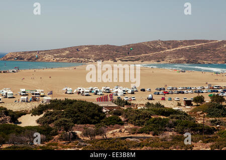 Camping-cars camping à la plage Prassonissi sauvage avec vue sur deux mers. Rhodes, Grèce Banque D'Images