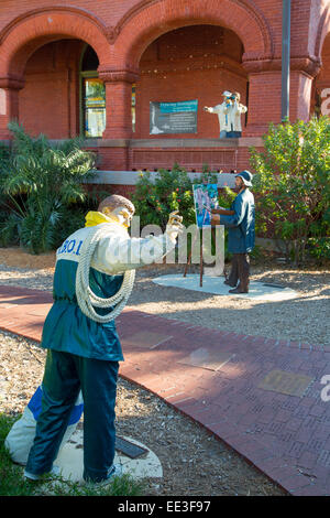 Les figures grandeur nature à l'extérieur du Musée d'art et d'histoire à l'old Custom House, Key West, Floride, USA Banque D'Images