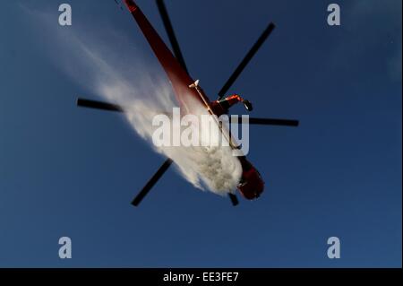 Chute de l'hélicoptère de l'eau sur le feu Banque D'Images