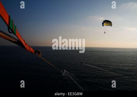 Le parapente dans le coucher du soleil Banque D'Images