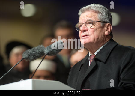 Berlin, Allemagne. 13 Jan, 2015. Le Président allemand Joachim Gauck parle à un vigile pour les victimes des attentats en France à la porte de Brandebourg à Berlin, Allemagne, 13 janvier 2015. Le Comité central des musulmans et la communauté turque ont invoqué le slogan 'Se tenir ensemble - Show face' pour le rassemblement contre la terreur islamiste et pour la coexistence pacifique des religions. Photo : MAURIZIO GAMBARINI/dpa/Alamy Live News Banque D'Images