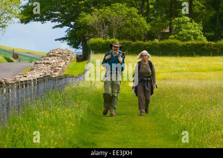 Couple de randonneurs autour de Birdoswald sur mur d'Hadrien, Site du patrimoine mondial, Cumbria, Angleterre, Royaume-Uni. Banque D'Images