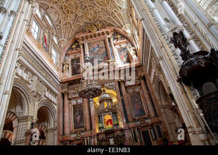 Intérieur de la cathédrale, à l'intérieur de la Mezquita (la grande mosquée), Cordoue, Andalousie montrant l'autel et la chaire Banque D'Images