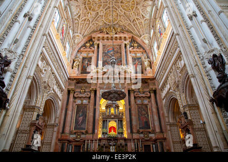 Intérieur de la cathédrale, à l'intérieur de la Mezquita (la grande mosquée), Cordoue, Andalousie montrant l'autel Banque D'Images