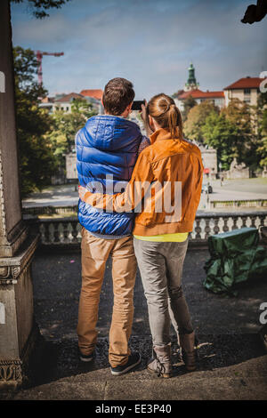 Jeune couple taking pictures, Munich, Bavière, Allemagne Banque D'Images