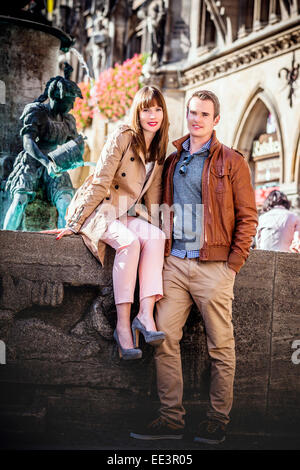Happy young couple outdoors, Munich, Bavière, Allemagne Banque D'Images