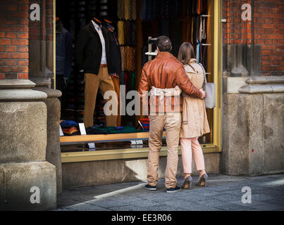 Young couple shopping, Marienplatz, Munich, Bavière, Allemagne Banque D'Images