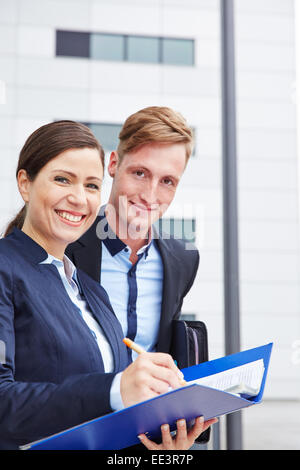 Deux professionnels consultants qui travaillent ensemble à contrat dans la ville Banque D'Images