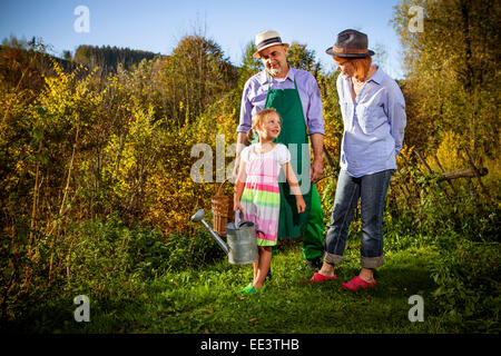 Les grands-parents avec sa petite-fille jardinage, Munich, Bavière, Allemagne Banque D'Images