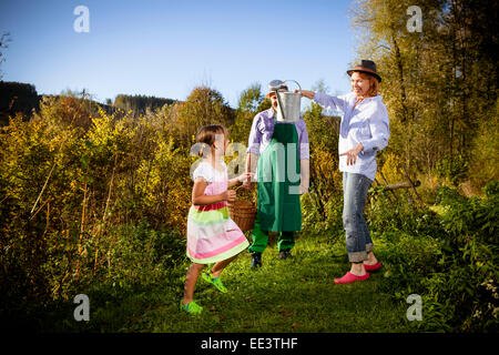 Les grands-parents avec sa petite-fille jardinage, Munich, Bavière, Allemagne Banque D'Images