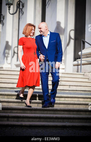 Senior couple walking down staircase, Munich, Bavière, Allemagne Banque D'Images