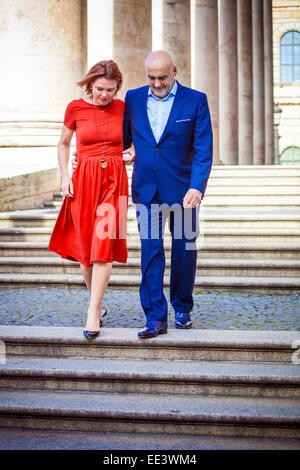 Senior couple walking down staircase, Munich, Bavière, Allemagne Banque D'Images