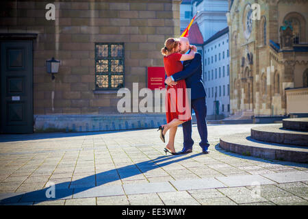 Senior couple kissing sur city square, Munich, Bavière, Allemagne Banque D'Images