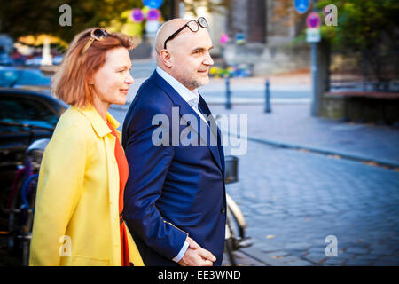 Senior couple holding hands, Munich, Bavière, Allemagne Banque D'Images